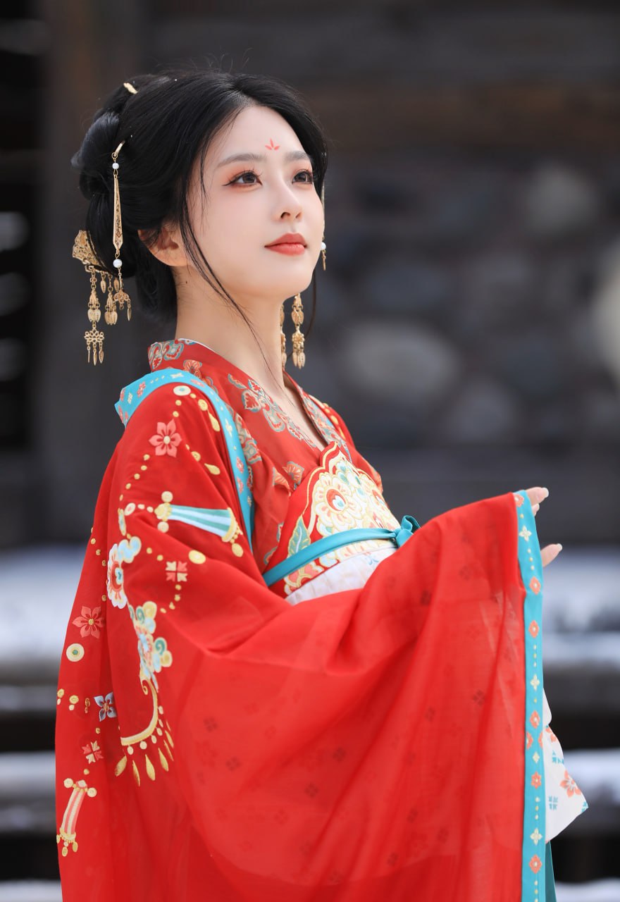 穿成这样真的没问题吗？舰娘岛风白嫩COS 穿越成舰娘响